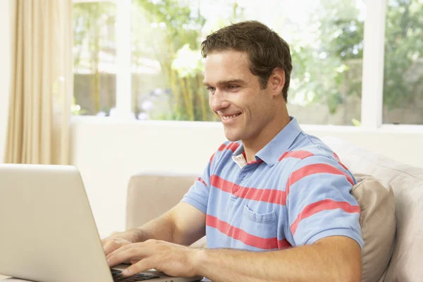 Genç Adam Evde Dizüstü Bilgisayar Kullanıyor — Stok fotoğraf