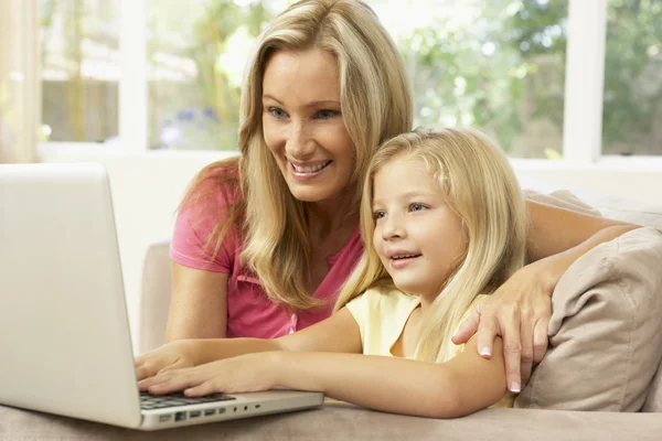 Mutter Und Tochter Nutzen Laptop Hause — Stockfoto