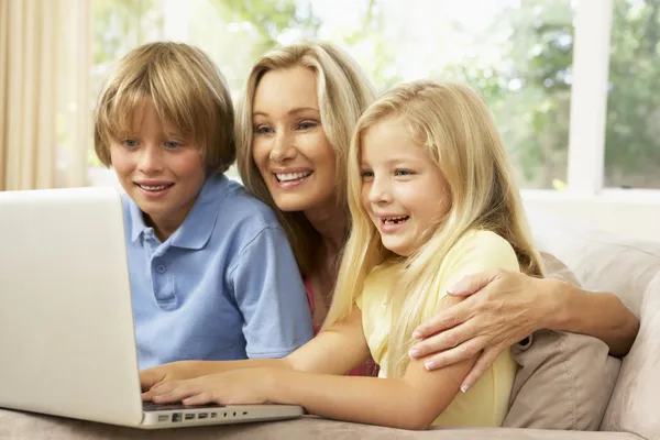 母亲和儿童在家中使用的笔记本电脑 — 图库照片