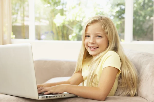 年轻姑娘在家里用笔记本电脑 — 图库照片