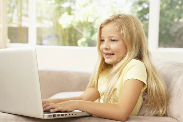Jong Meisje Met Behulp Van Laptop Thuis — Stockfoto