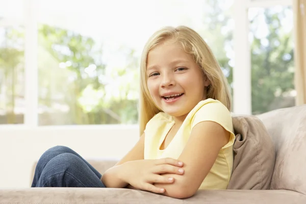 Junges Mädchen Entspannt Sich Hause Auf Dem Sofa — Stockfoto