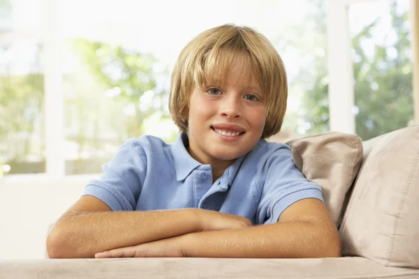 Νεαρό Αγόρι Χαλαρωτικό Στον Καναπέ Στο Σπίτι — Φωτογραφία Αρχείου
