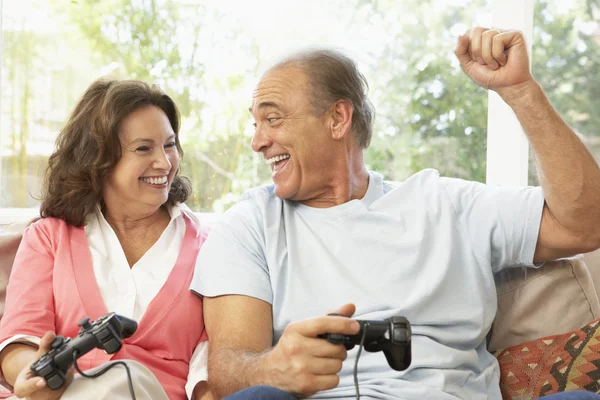Äldre par spelar datorspel hemma — Stockfoto