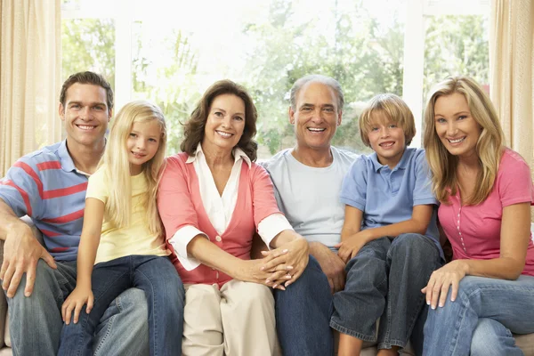 Großfamilie Entspannt Gemeinsam Hause — Stockfoto