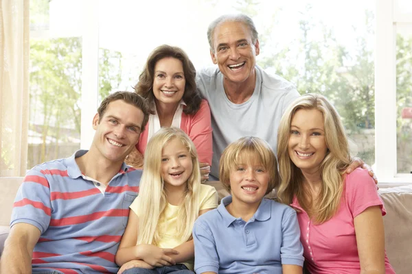 Uitgebreide familie ontspannen thuis samen — Stockfoto
