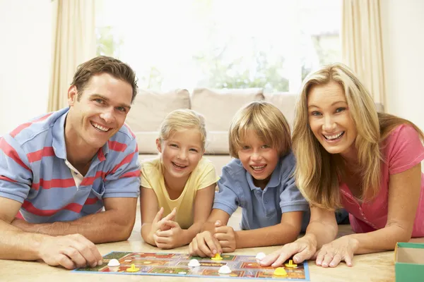 家庭在家里玩棋盘游戏 — 图库照片