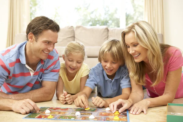 Familie Spielt Brettspiel Hause — Stockfoto