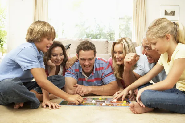 Οικογένεια Παίζει Επιτραπέζιο Παιχνίδι Στο Σπίτι Τους Παππούδες Βλέποντας — Φωτογραφία Αρχείου