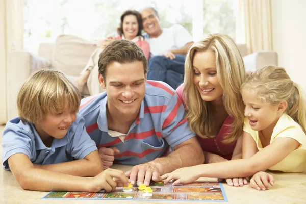 Aile Evde Masa Oyunu Izlerken Dedesi Ile Oynamak — Stok fotoğraf
