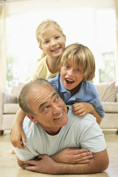 Grootvader Spelen Met Kleinkinderen Thuis — Stockfoto
