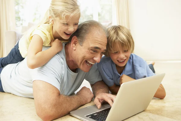 Farfar Andgrandchildren Med Laptop Hemma — Stockfoto