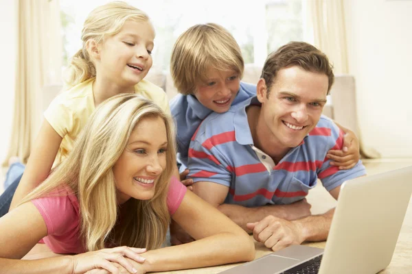 在家一起使用笔记本电脑的家庭 — 图库照片