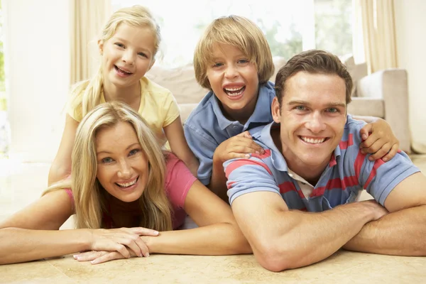 Familie Hat Gemeinsam Spaß Hause — Stockfoto