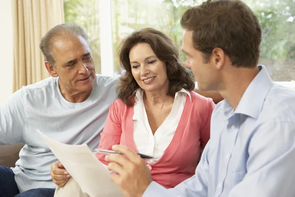 Äldre par med finansiell rådgivare hemma — Stockfoto