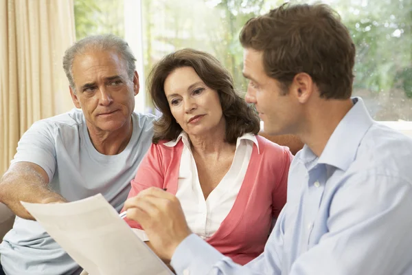 Pareja Mayor Con Asesor Financiero Casa — Foto de Stock