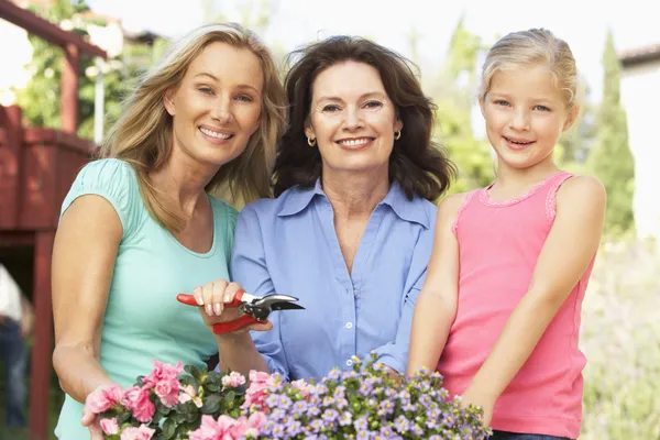 Seniorin mit erwachsener Tochter und Enkelin bei Gartenarbeit — Stockfoto