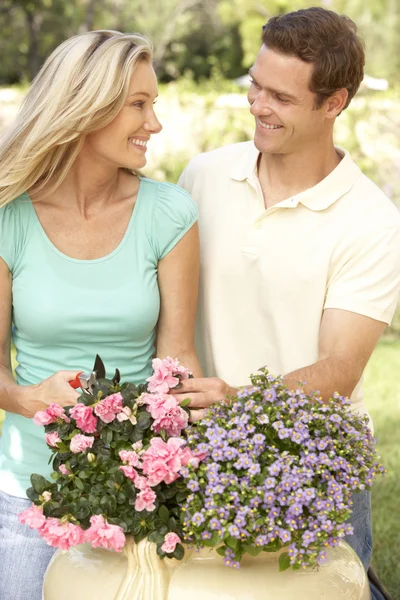 Jovem casal jardinagem — Fotografia de Stock