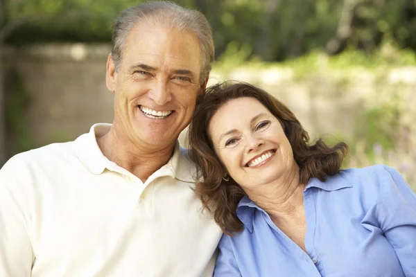 Senior Couple Relaxing In Garden Together — Stock Photo, Image