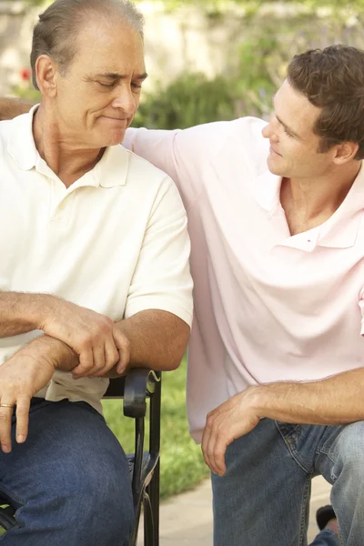 Senior man met serieus gesprek volwassen zoon — Stockfoto