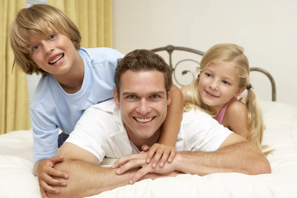 Vater Und Kinder Relaxen Hause Bett — Stockfoto