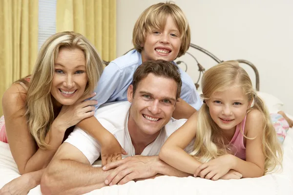 Rodina Relaxaci Lůžku Doma — Stock fotografie