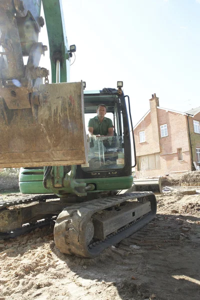 建筑工人使用挖掘机 — 图库照片