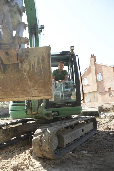 Trabajador de construcción usando excavadora —  Fotos de Stock