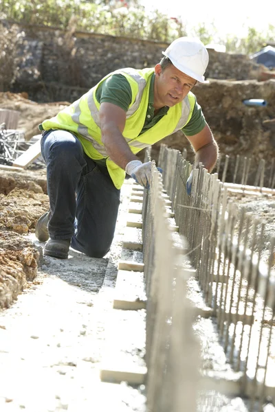 Construction Worker Laying Foundations — Stock Photo, Image