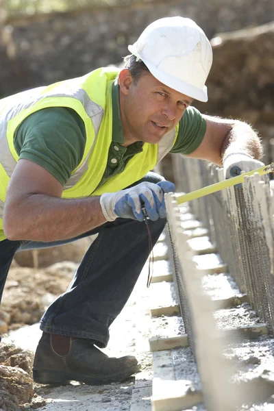 Construction Worker Laying Foundations — Stock Photo, Image