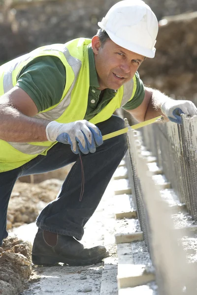 Trabalhador da construção que estabelece fundações — Fotografia de Stock