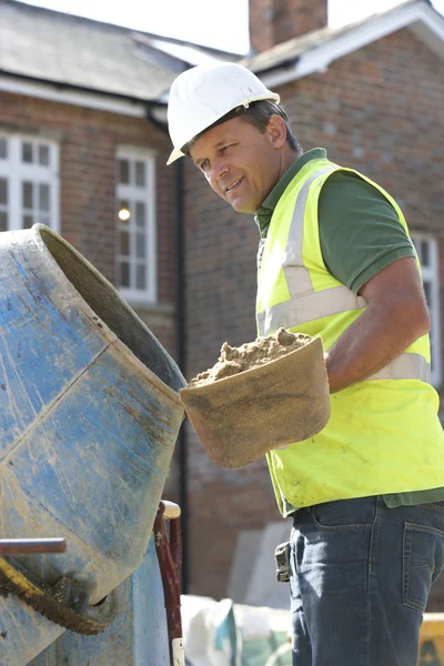 Bauarbeiter mischt Zement — Stockfoto