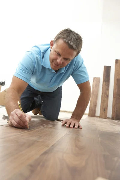 Constructor que pone pisos de madera — Foto de Stock