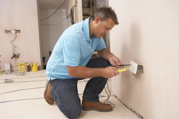 Eletricista instalando soquete de parede — Fotografia de Stock