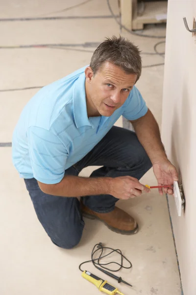 インストール壁ソケットの電気技師 — ストック写真