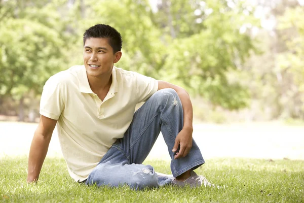 Портрет Молодого Человека Сидящего Парке — стоковое фото