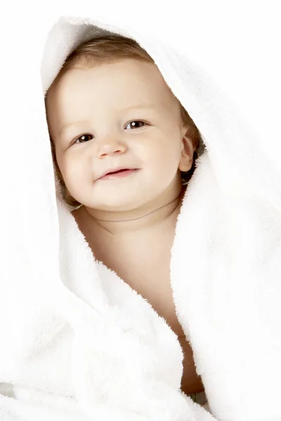 男の赤ちゃんのスタジオ ポートレート タオルに包まれました — ストック写真