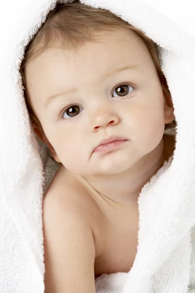 Студийный портрет мальчика, завернутого в полотенце — стоковое фото