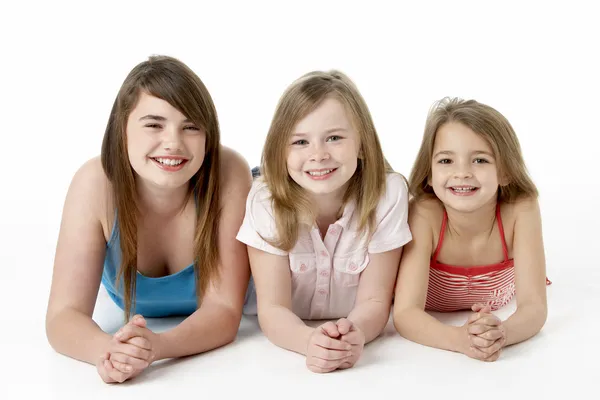 Trzy Dziewczyny Które Piętrzyły Się Piramidzie Studio — Zdjęcie stockowe