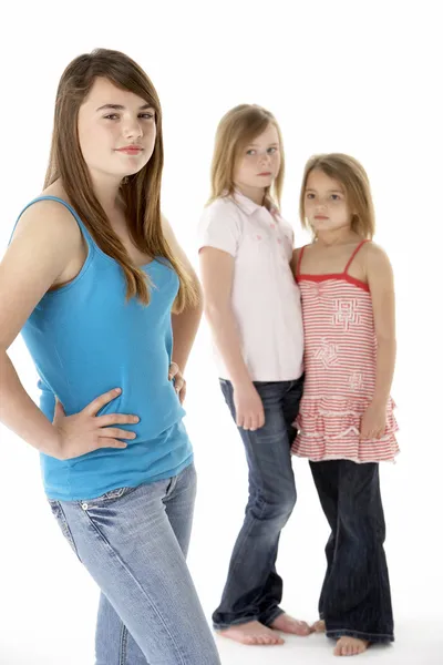 Gruppe von Mädchen im Studio sieht unglücklich aus — Stockfoto