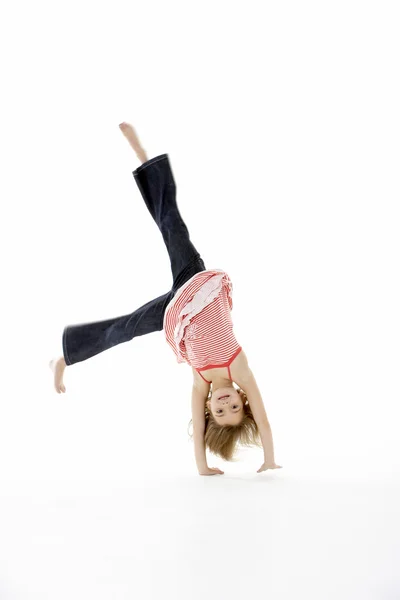 年轻的女孩做车轮的体操姿势 — 图库照片
