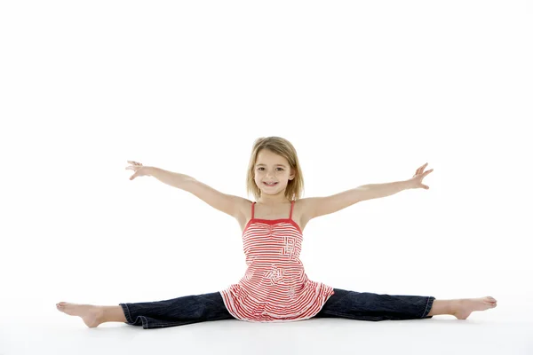 年轻的女孩做拆分的体操姿势 — 图库照片