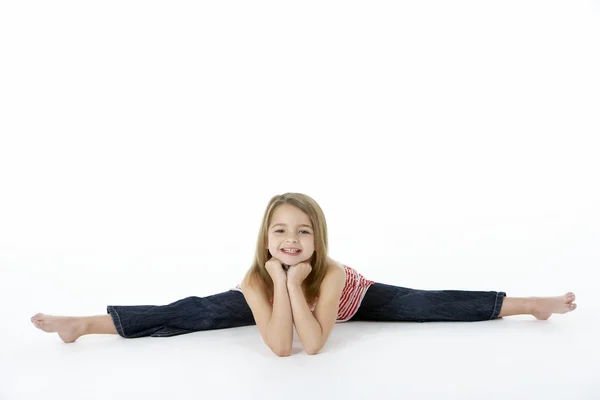 年轻的女孩做拆分的体操姿势 — 图库照片