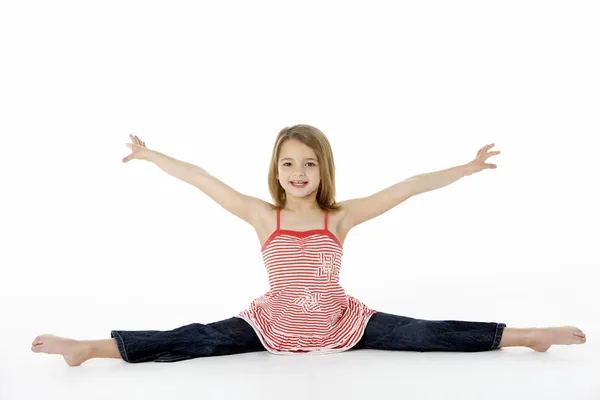 Mladá Dívka Gymnastické Pozice Dělá Rozdělení — Stockfoto