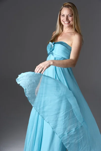 Estúdio Comprimento Total Tiro Mulher Jovem Vestido Noite Azul — Fotografia de Stock