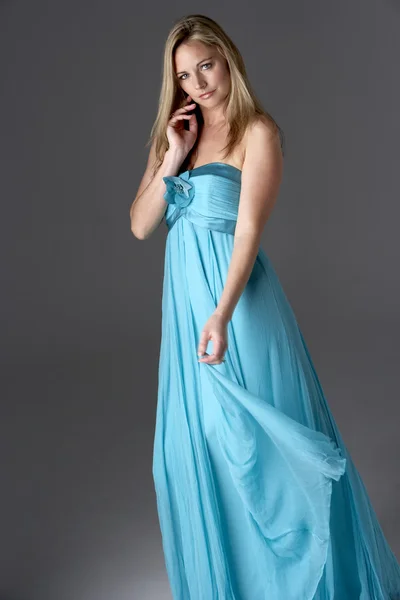 Studio pleine longueur prise de vue de jeune femme en robe de soirée bleue — Photo