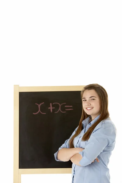 女子学生の黒板の横に立っています。 — ストック写真