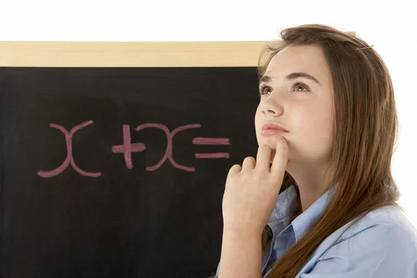 Düşünceli blackboard duran kız öğrenci arıyorum — Stok fotoğraf