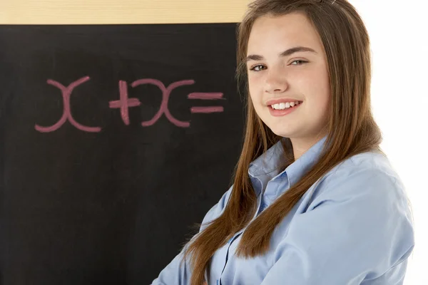 Vrouwelijke student permanent naast schoolbord — Stockfoto