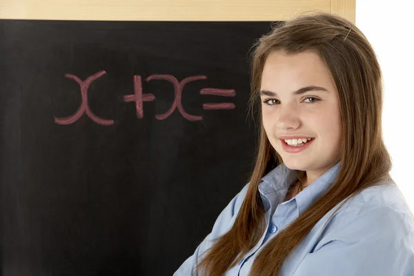 Blackboard duran kız öğrenci — Stok fotoğraf